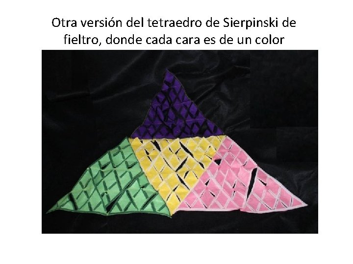 Otra versión del tetraedro de Sierpinski de fieltro, donde cada cara es de un