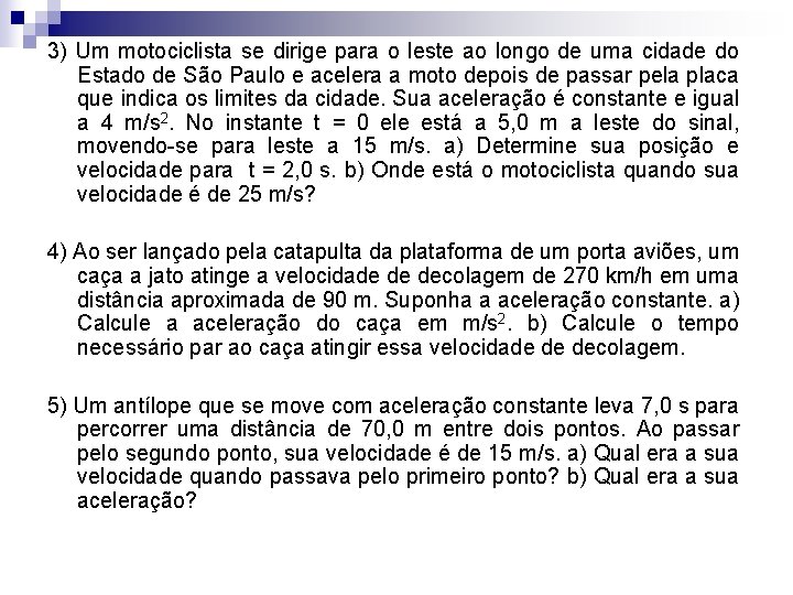 3) Um motociclista se dirige para o leste ao longo de uma cidade do