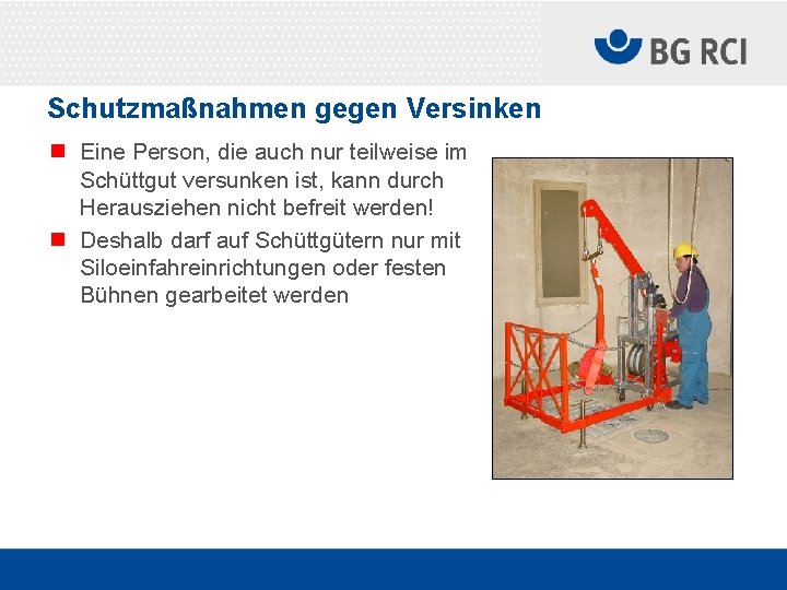 Schutzmaßnahmen gegen Versinken n Eine Person, die auch nur teilweise im Schüttgut versunken ist,