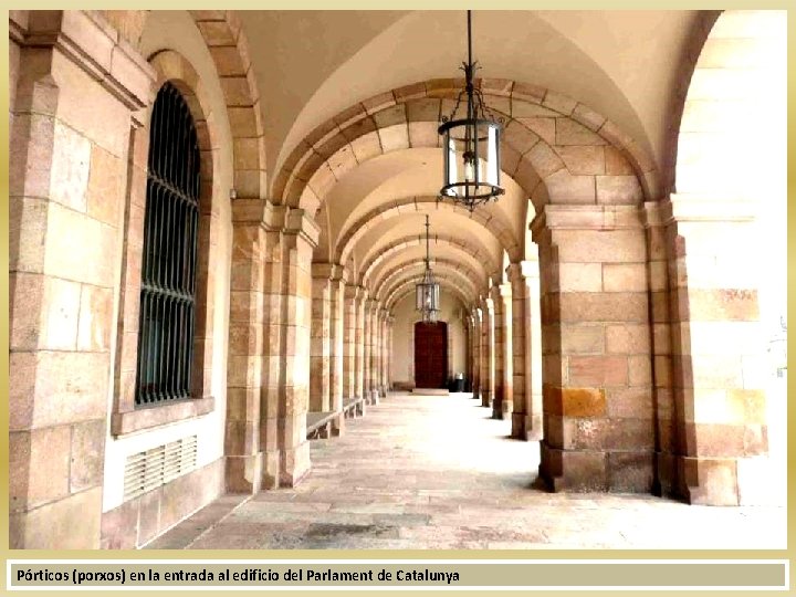 Pórticos (porxos) en la entrada al edificio del Parlament de Catalunya 