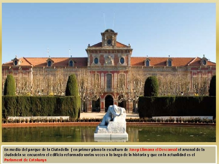 En medio del parque de la Ciutadella ( en primer plano la escultura de