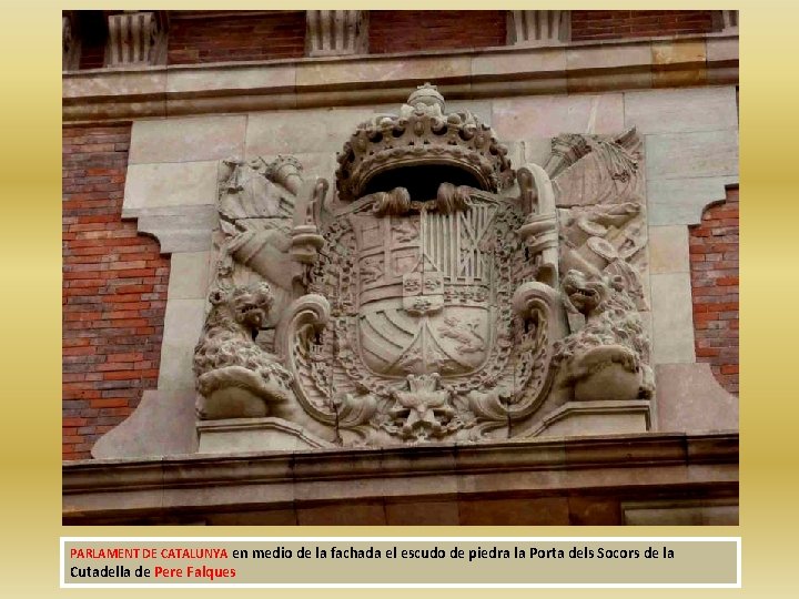 PARLAMENT DE CATALUNYA en medio de la fachada el escudo de piedra la Porta