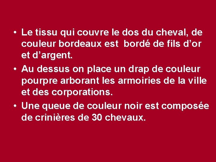  • Le tissu qui couvre le dos du cheval, de couleur bordeaux est