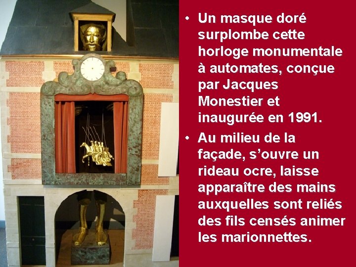  • Un masque doré surplombe cette horloge monumentale à automates, conçue par Jacques