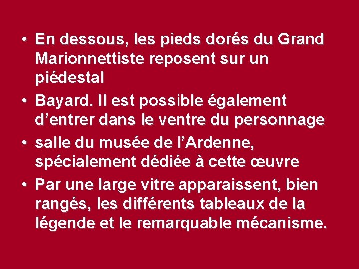  • En dessous, les pieds dorés du Grand Marionnettiste reposent sur un piédestal