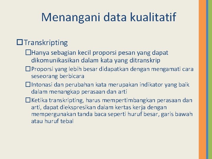 Menangani data kualitatif Transkripting �Hanya sebagian kecil proporsi pesan yang dapat dikomunikasikan dalam kata