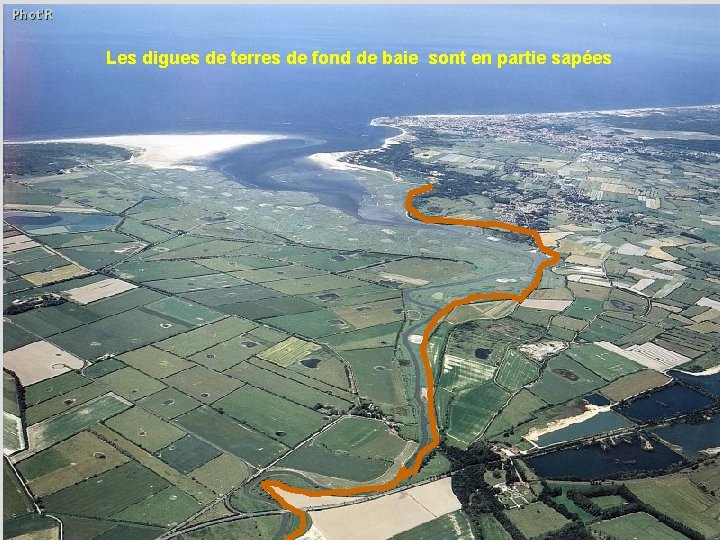 Les digues de terres de fond de baie sont en partie sapées 