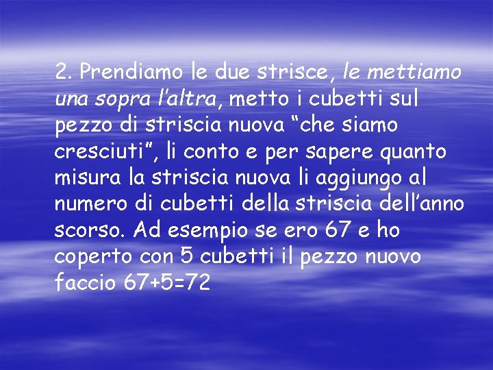 2. Prendiamo le due strisce, le mettiamo una sopra l’altra, metto i cubetti sul