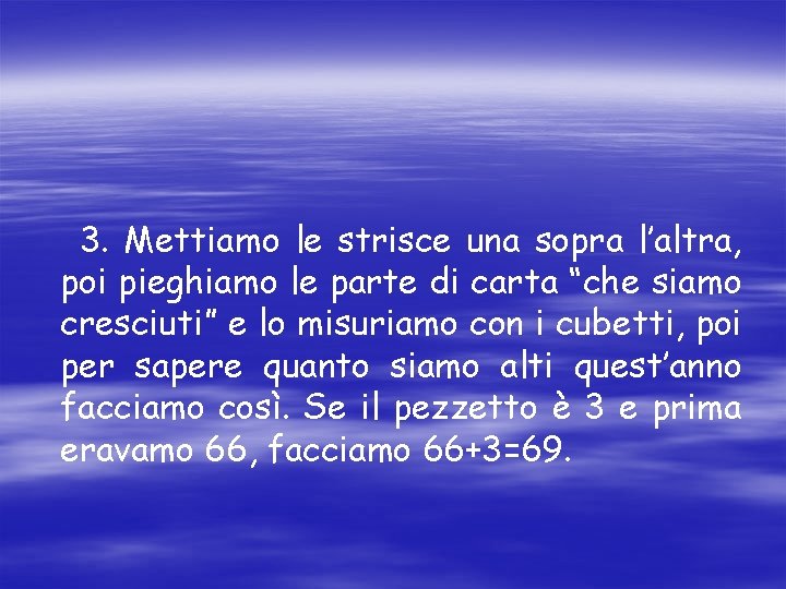 3. Mettiamo le strisce una sopra l’altra, poi pieghiamo le parte di carta “che