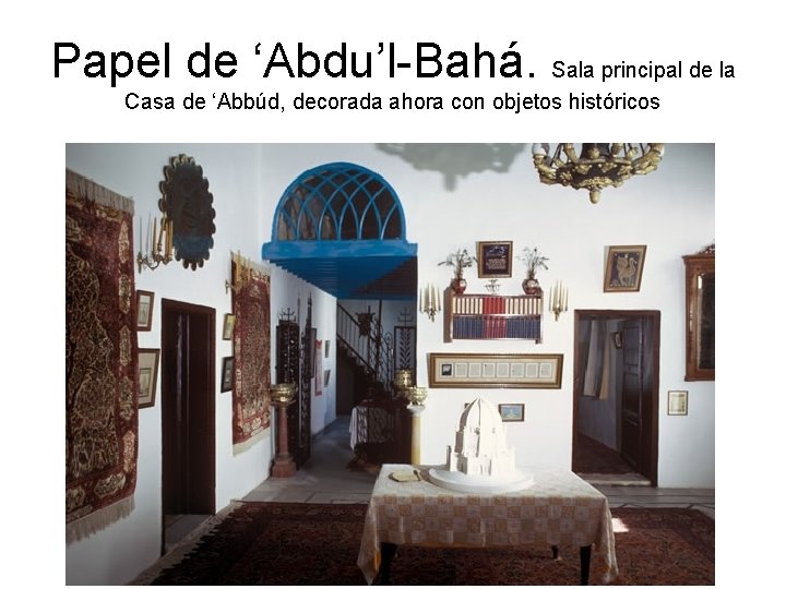 Papel de ‘Abdu’l-Bahá. Sala principal de la Casa de ‘Abbúd, decorada ahora con objetos