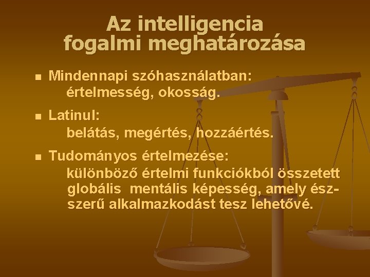 Az intelligencia fogalmi meghatározása n Mindennapi szóhasználatban: értelmesség, okosság. n Latinul: belátás, megértés, hozzáértés.