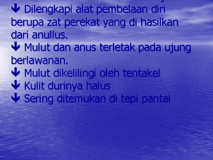  Berwarna hitam coklat dan hijau. Dilengkapi alat pembelaan diri berupa zat perekat yang