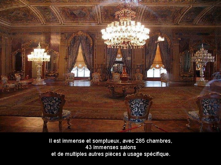 Il est immense et somptueux, avec 285 chambres, 43 immenses salons et de multiples