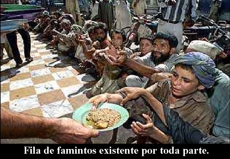 Fila de famintos existente por toda parte. 