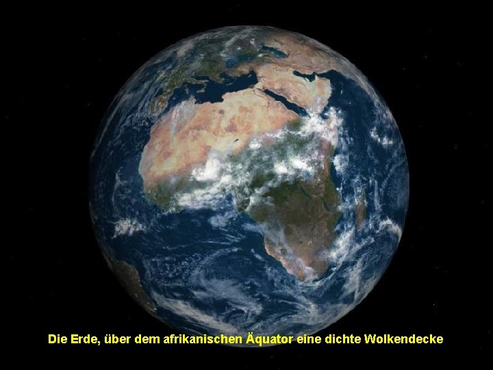 Die Erde, über dem afrikanischen Äquator eine dichte Wolkendecke 