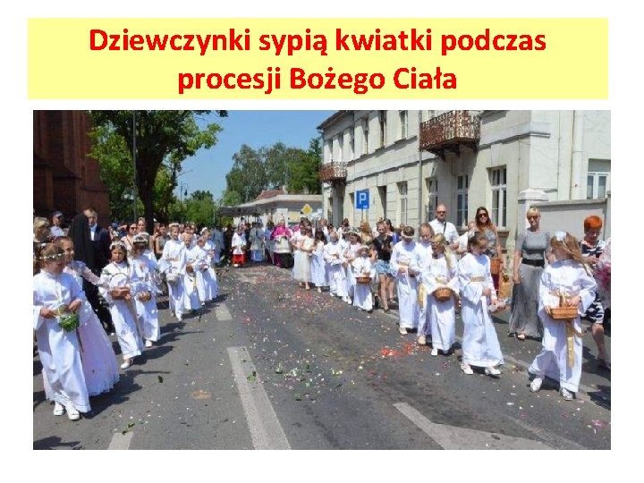 Dziewczynki sypią kwiatki podczas procesji Bożego Ciała 