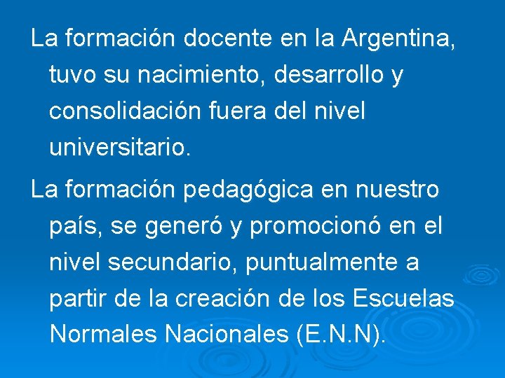 La formación docente en la Argentina, tuvo su nacimiento, desarrollo y consolidación fuera del