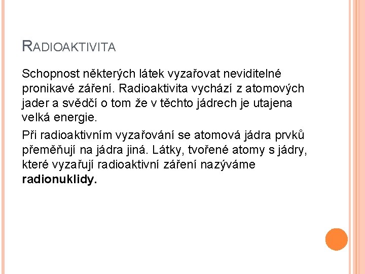 RADIOAKTIVITA Schopnost některých látek vyzařovat neviditelné pronikavé záření. Radioaktivita vychází z atomových jader a RADIOAKTIVITA Schopnost některých látek vyzařovat neviditelné pronikavé záření. Radioaktivita vychází z atomových jader a