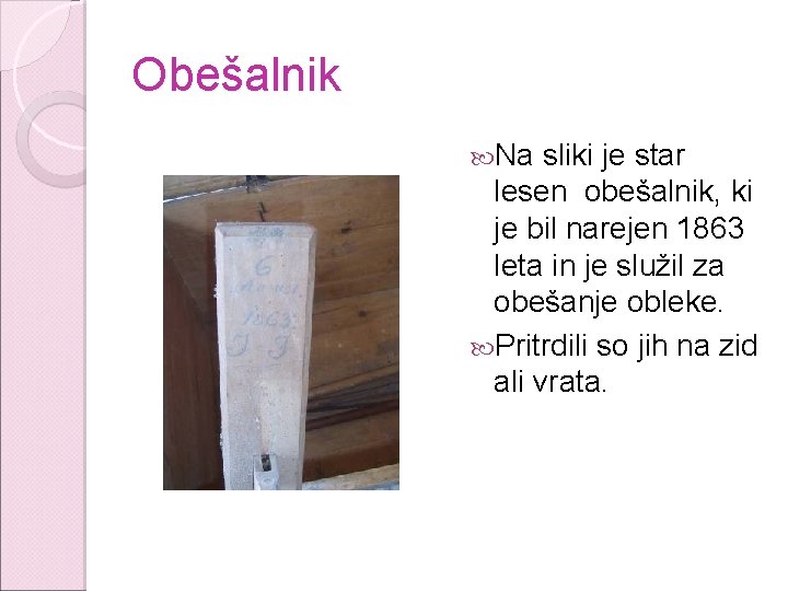 Obešalnik Na sliki je star lesen obešalnik, ki je bil narejen 1863 leta in