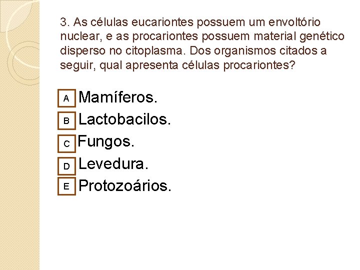 3. As células eucariontes possuem um envoltório nuclear, e as procariontes possuem material genético