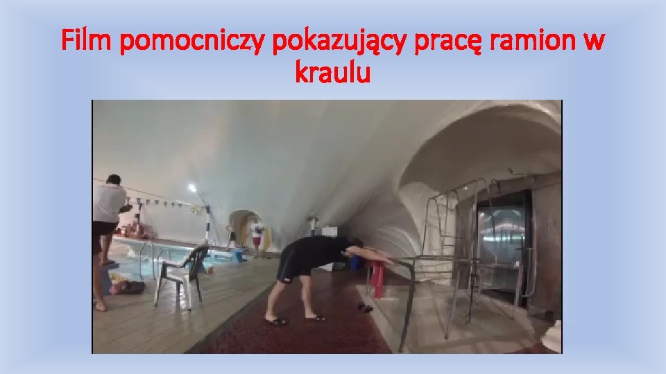 Film pomocniczy pokazujący pracę ramion w kraulu 