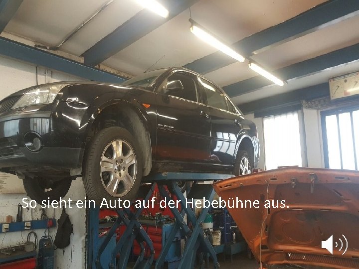 So sieht ein Auto auf der Hebebühne aus. 