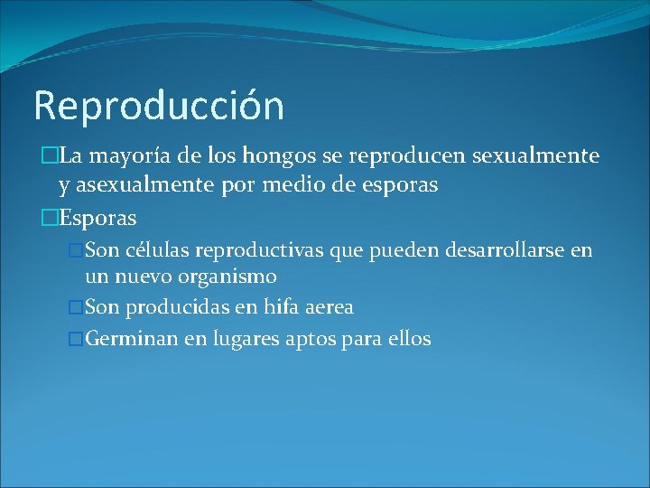 Reproducción �La mayoría de los hongos se reproducen sexualmente y asexualmente por medio de