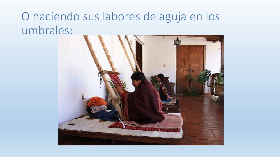 O haciendo sus labores de aguja en los umbrales: 