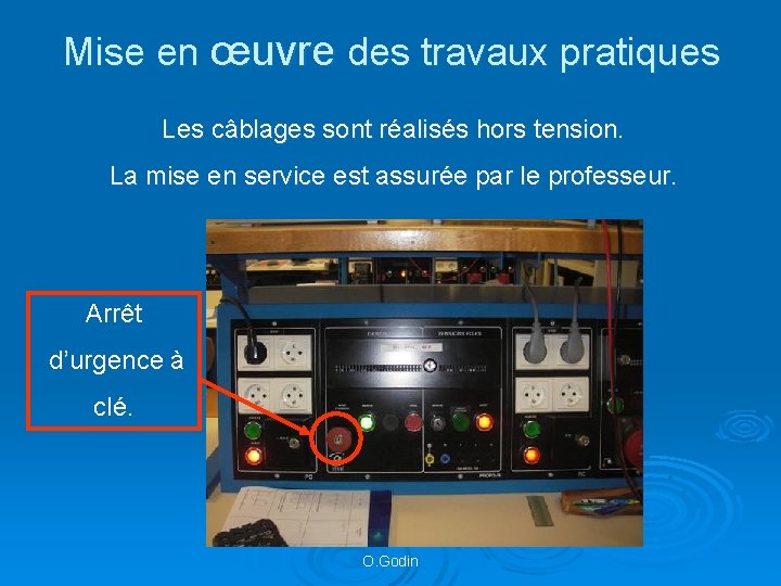 Mise en œuvre des travaux pratiques Les câblages sont réalisés hors tension. La mise