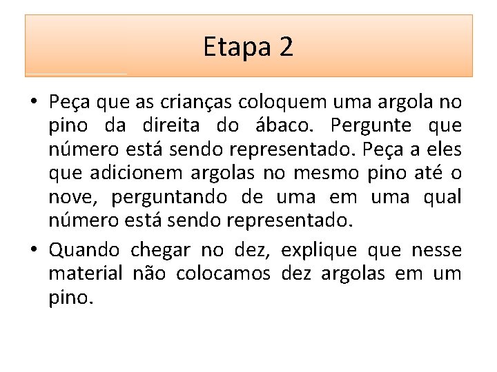 Etapa 2 • Peça que as crianças coloquem uma argola no pino da direita