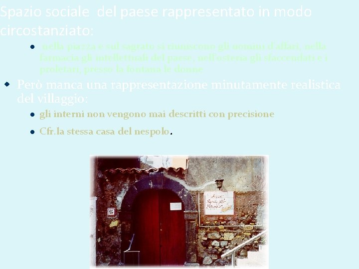 Spazio sociale del paese rappresentato in modo circostanziato: nella piazza e sul sagrato si