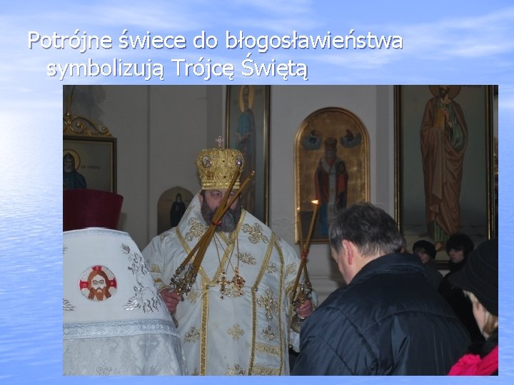 Potrójne świece do błogosławieństwa symbolizują Trójcę Świętą 