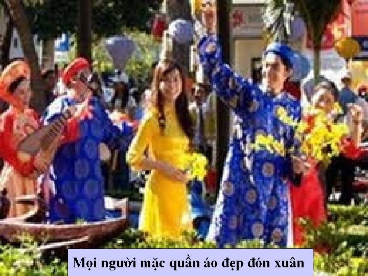 Mọi người mặc quần áo đẹp đón xuân 