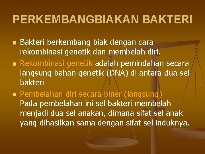 PERKEMBANGBIAKAN BAKTERI n n n Bakteri berkembang biak dengan cara rekombinasi genetik dan membelah