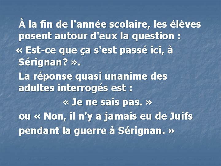  À la fin de l'année scolaire, les élèves posent autour d'eux la question