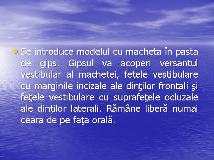  • Se introduce modelul cu macheta în pasta de gips. Gipsul va acoperi