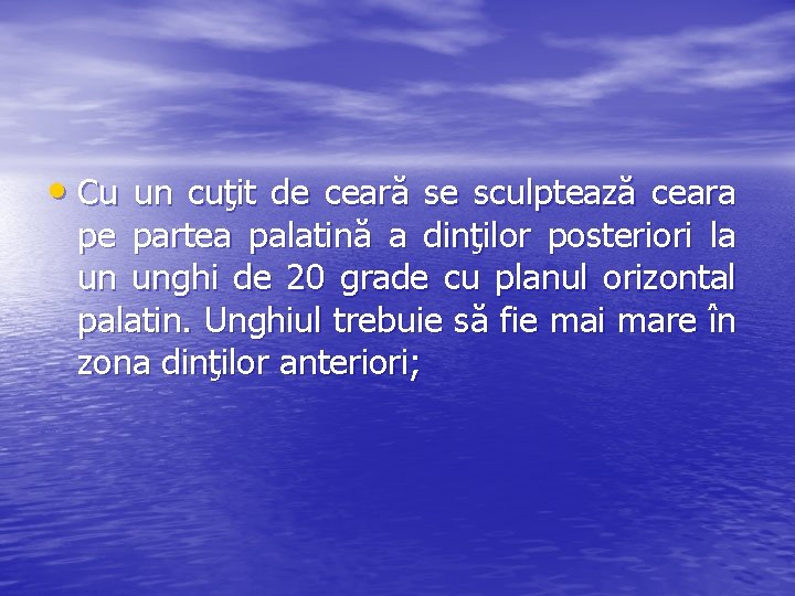  • Cu un cuţit de ceară se sculptează ceara pe partea palatină a