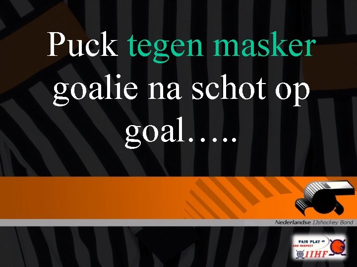 Puck tegen masker goalie na schot op goal…. . 