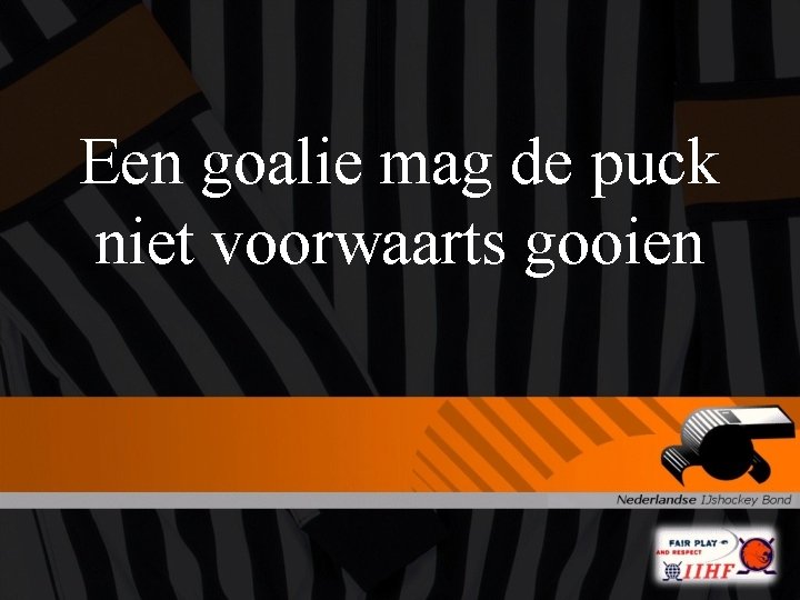 Een goalie mag de puck niet voorwaarts gooien 