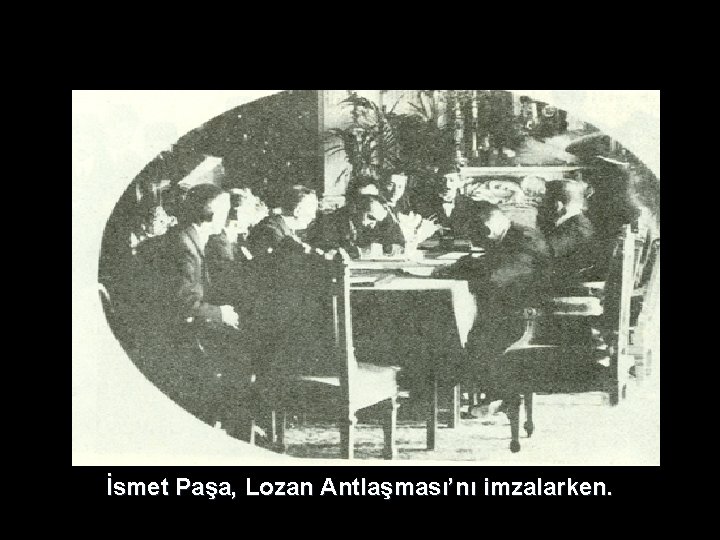 İsmet Paşa, Lozan Antlaşması’nı imzalarken. İsmet Paşa, Lozan Antlaşması’nı imzalarken.