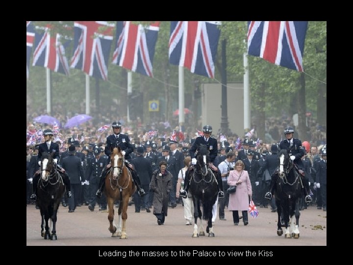 Leading the masses to the Palace to view the Kiss 