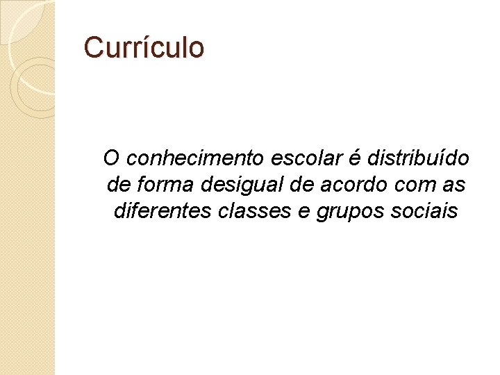 Currículo O conhecimento escolar é distribuído de forma desigual de acordo com as diferentes