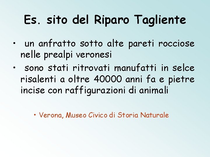 Es. sito del Riparo Tagliente • un anfratto sotto alte pareti rocciose nelle prealpi