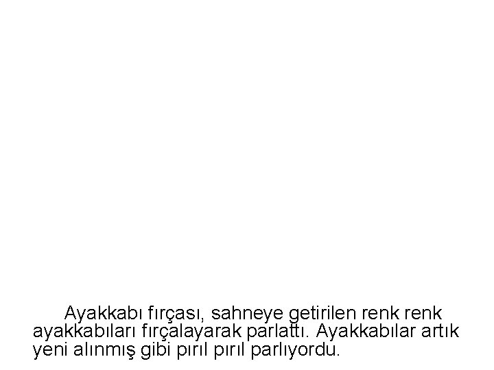 Ayakkabı fırçası, sahneye getirilen renk ayakkabıları fırçalayarak parlattı. Ayakkabılar artık yeni alınmış gibi pırıl