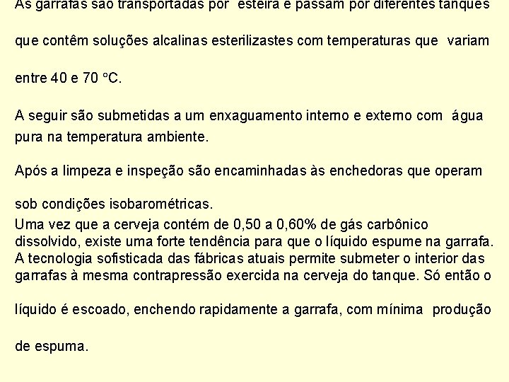 As garrafas são transportadas por esteira e passam por diferentes tanques que contêm soluções