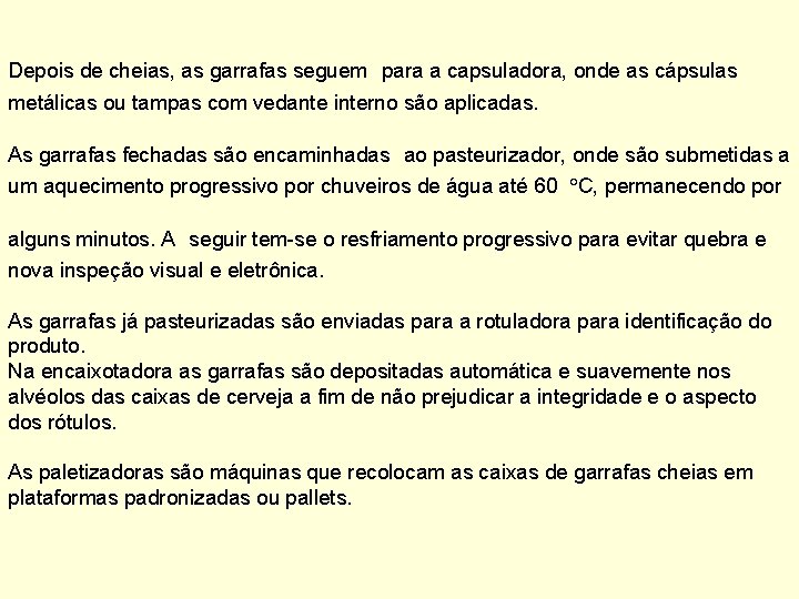 Depois de cheias, as garrafas seguem para a capsuladora, onde as cápsulas metálicas ou