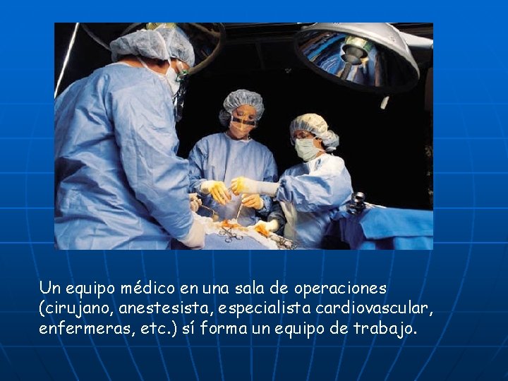 Un equipo médico en una sala de operaciones (cirujano, anestesista, especialista cardiovascular, enfermeras, etc.