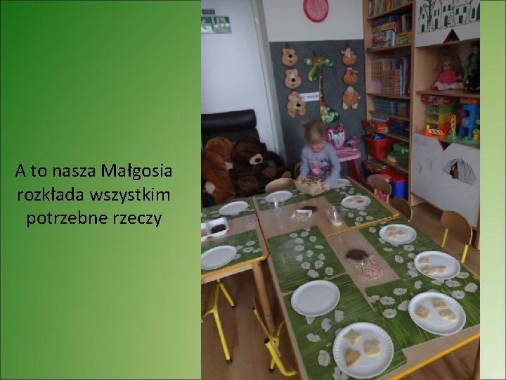 A to nasza Małgosia rozkłada wszystkim potrzebne rzeczy 