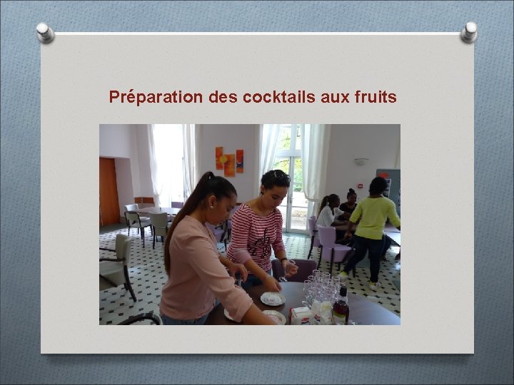 Préparation des cocktails aux fruits 