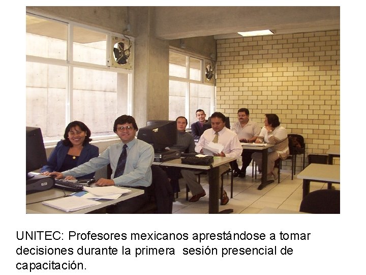 UNITEC: Profesores mexicanos aprestándose a tomar decisiones durante la primera sesión presencial de capacitación.